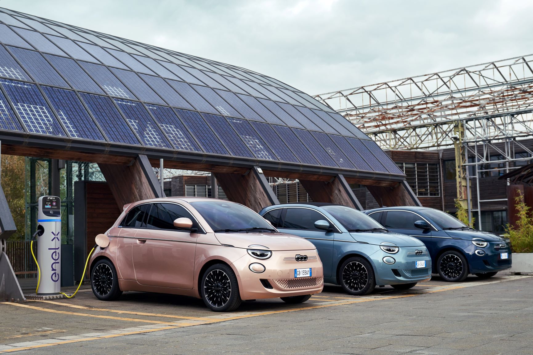 A trio of Fiat 500es