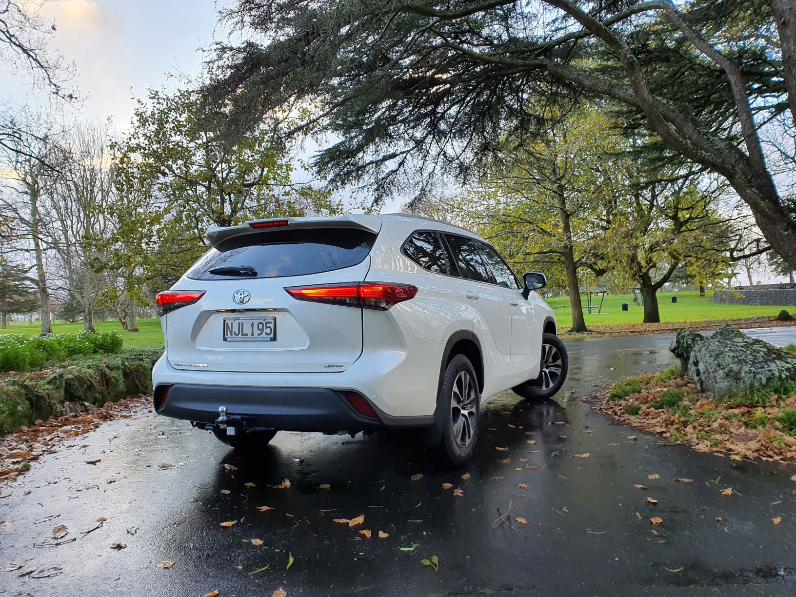 Rear three quarter image of the 2021 Toyota Highlander Limited