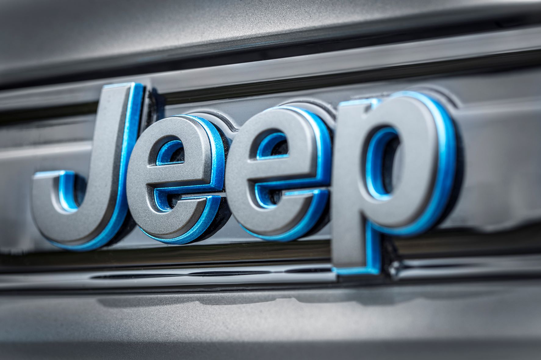 Blue outlined Jeep logo signifying the use of 4xe hybrid technology