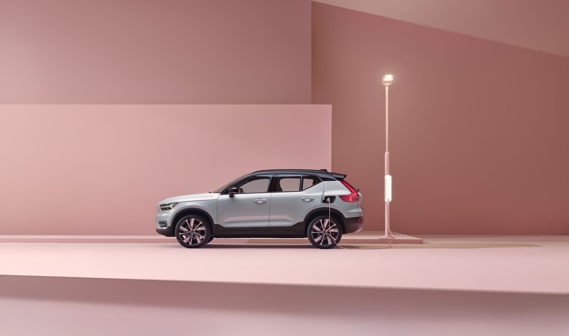 Side view of the Volvo XC40 Recharge