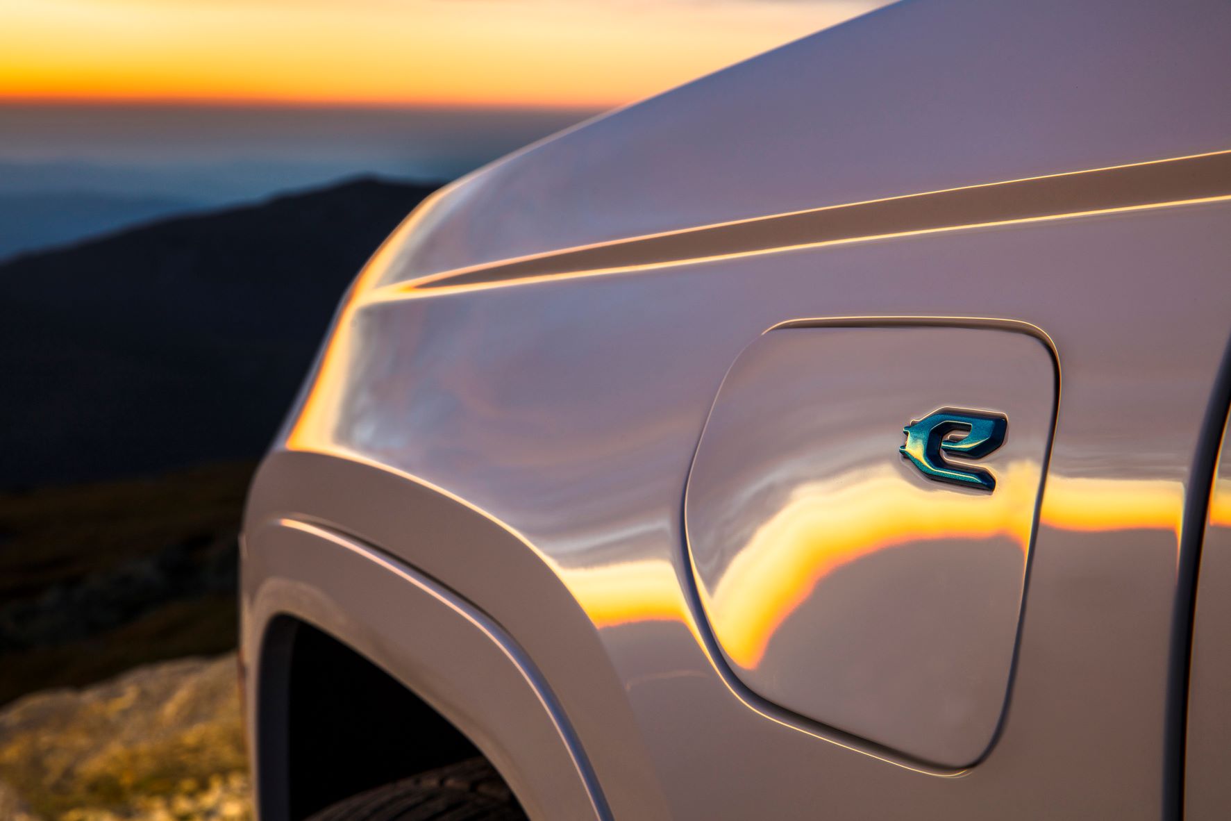 e badge on the charging port of a 2022 Jeep Grand Cherokee 4xe