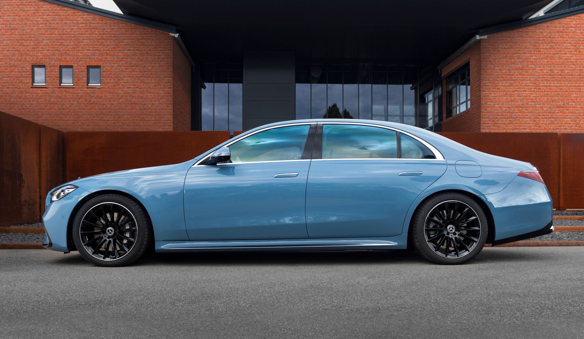 Side view of the Mercedes-Benz S-Class in blue