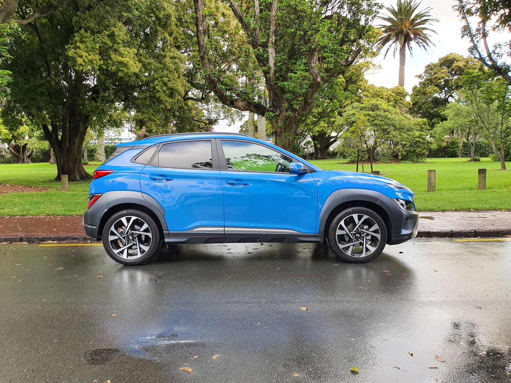 Side view of the new Hyundai Kona Elite