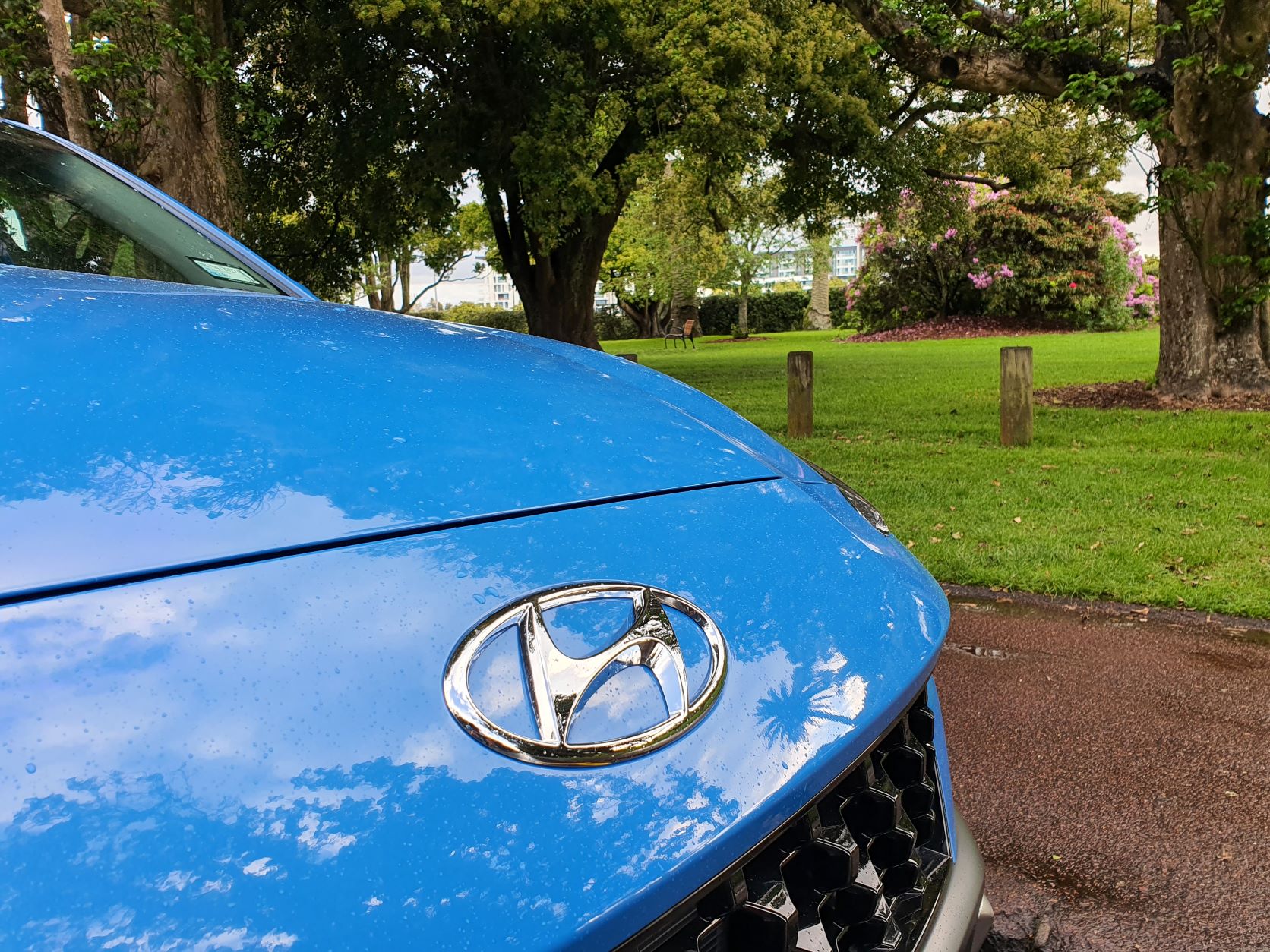 Focus on the bonnet badge of the new Hyundai Kona Elite