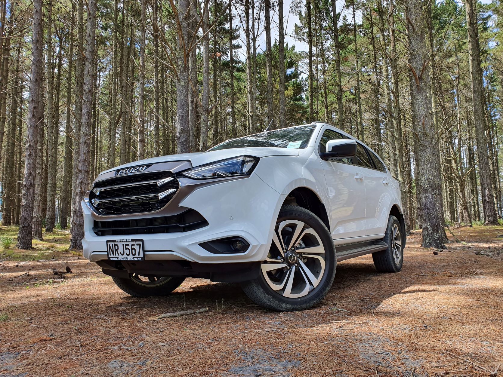 Front three quarters view of the new Isuzu MU-X