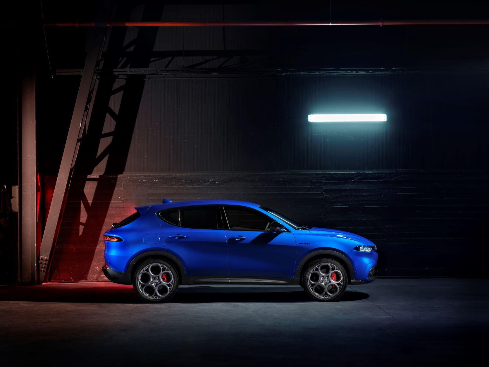 Side view of the new Alfa Romeo Tonale in Blue