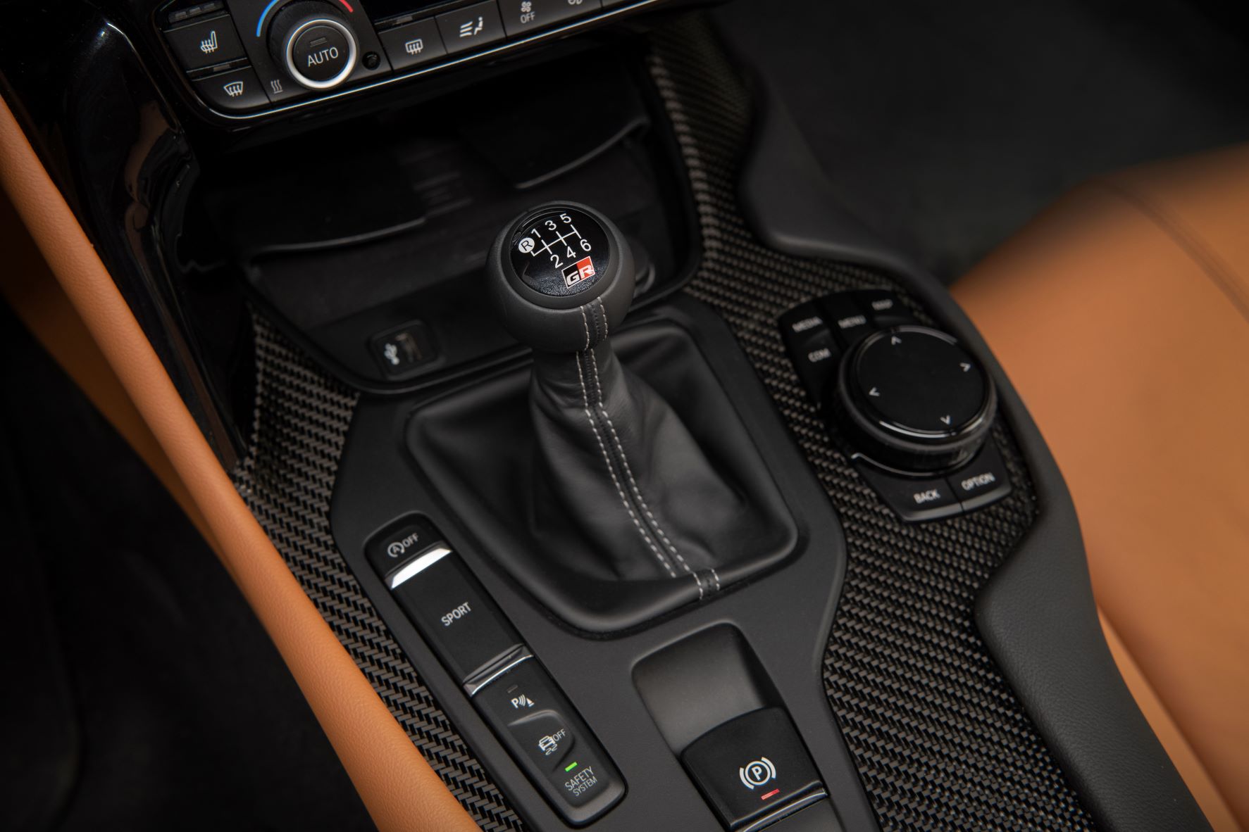 Centre console of the manual transmission on the new GR Supra