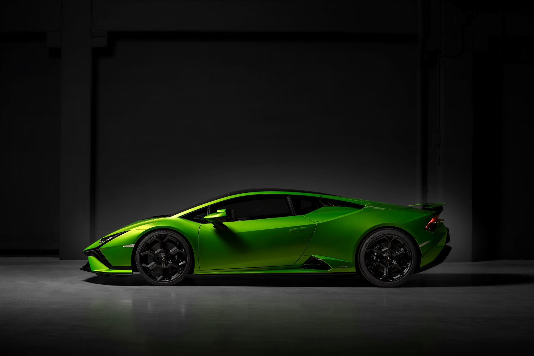 Side view of the Lamborghini Huracan Tecnica