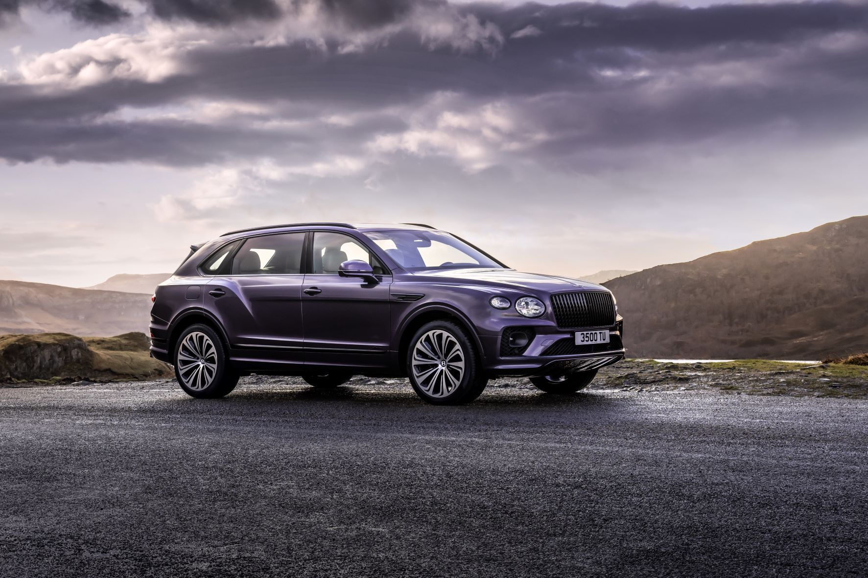 Still three quarters picture of the new Bentley Bentayga extended wheelbase in purple