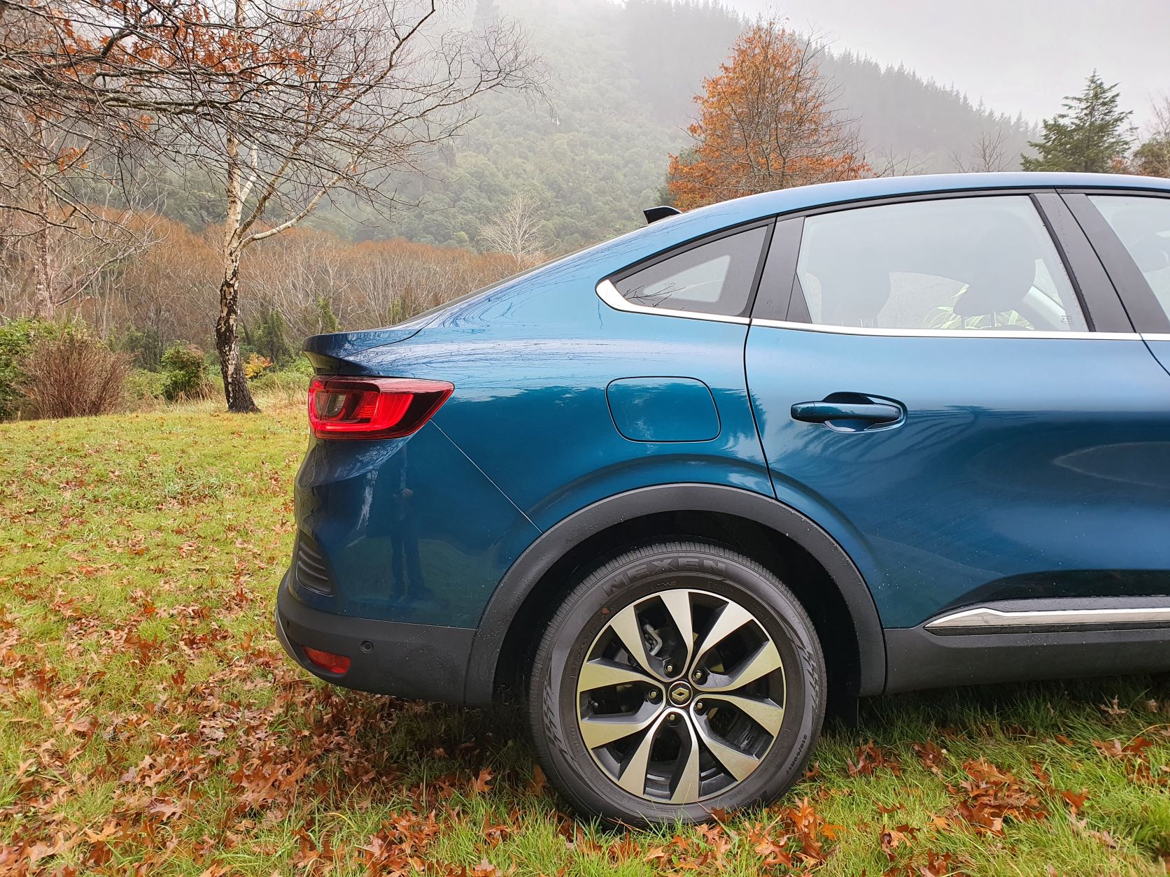 Side view of the rear half of the new Renault Arkana in Zanzibar Blue