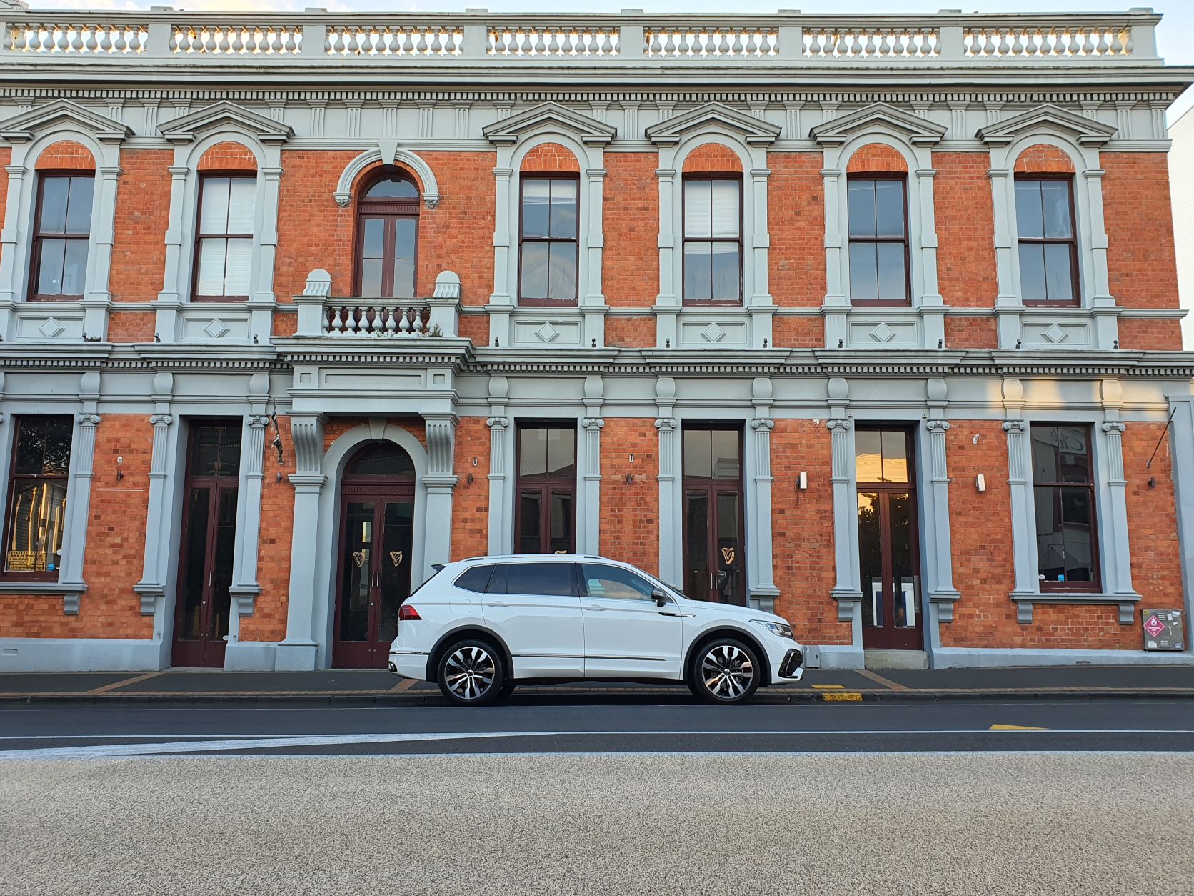 Side view of the new Volkswagen Tiguan Allspace R-Line