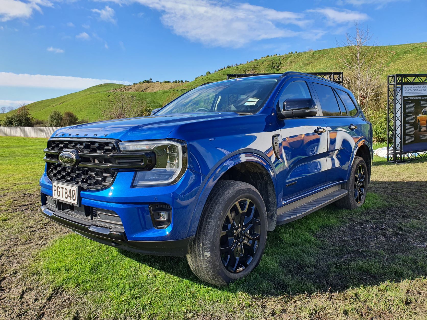 A new 2022 Ford Everest in blue