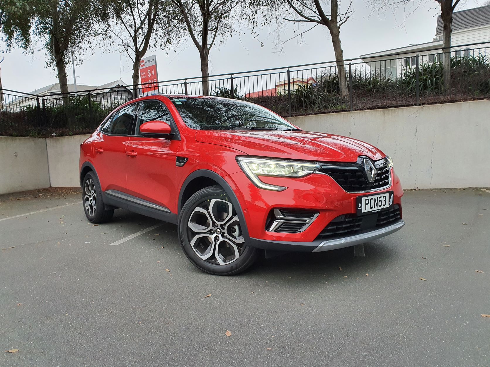 Front three quarters view of the Renault Arkana Intens