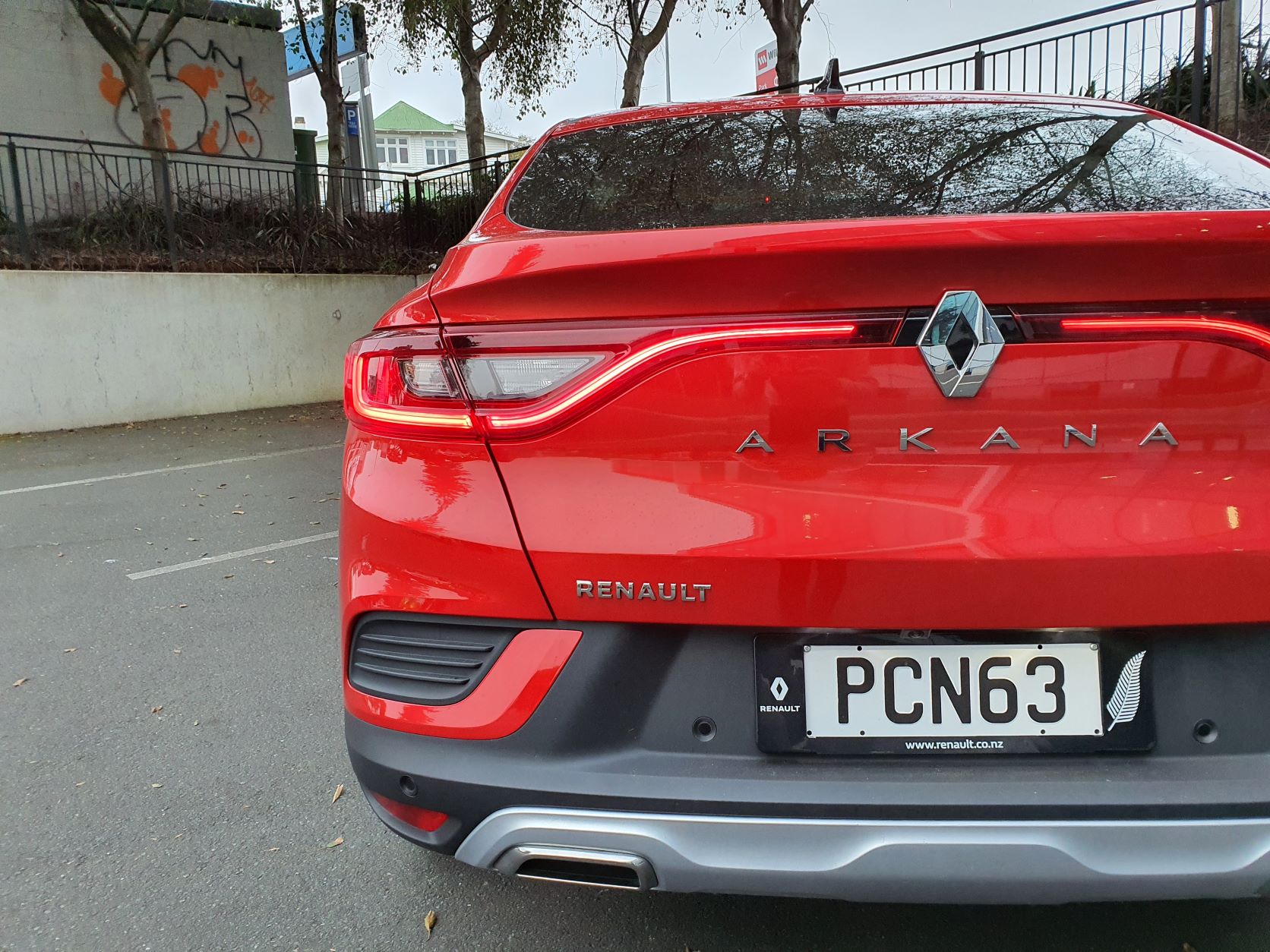 Rear view of the Renault Arkana in Red