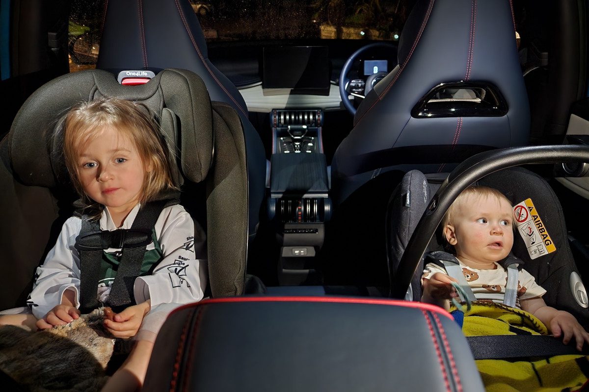 Two children in safety seats in the back of a BYD ATTO 3.