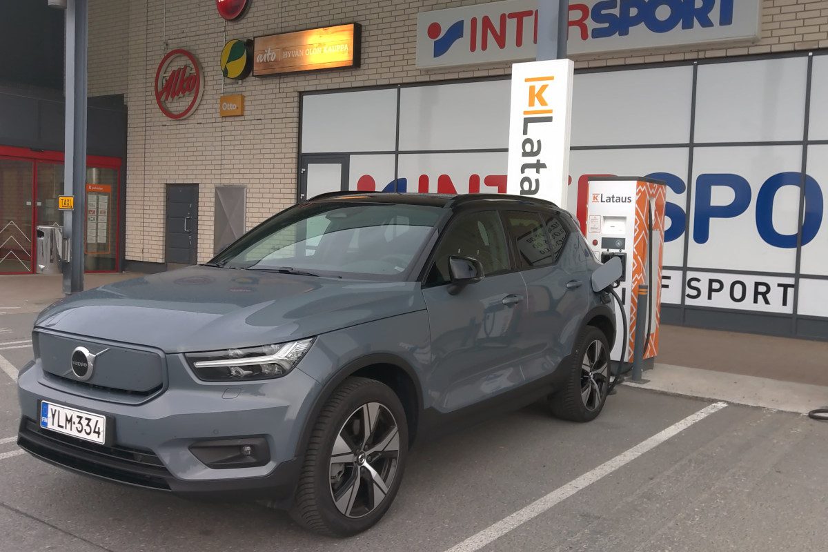 Volvo XC40 Recharge at charging point