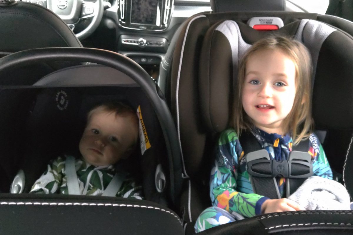Two kids at the back of a Volvo XC40 Recharge
