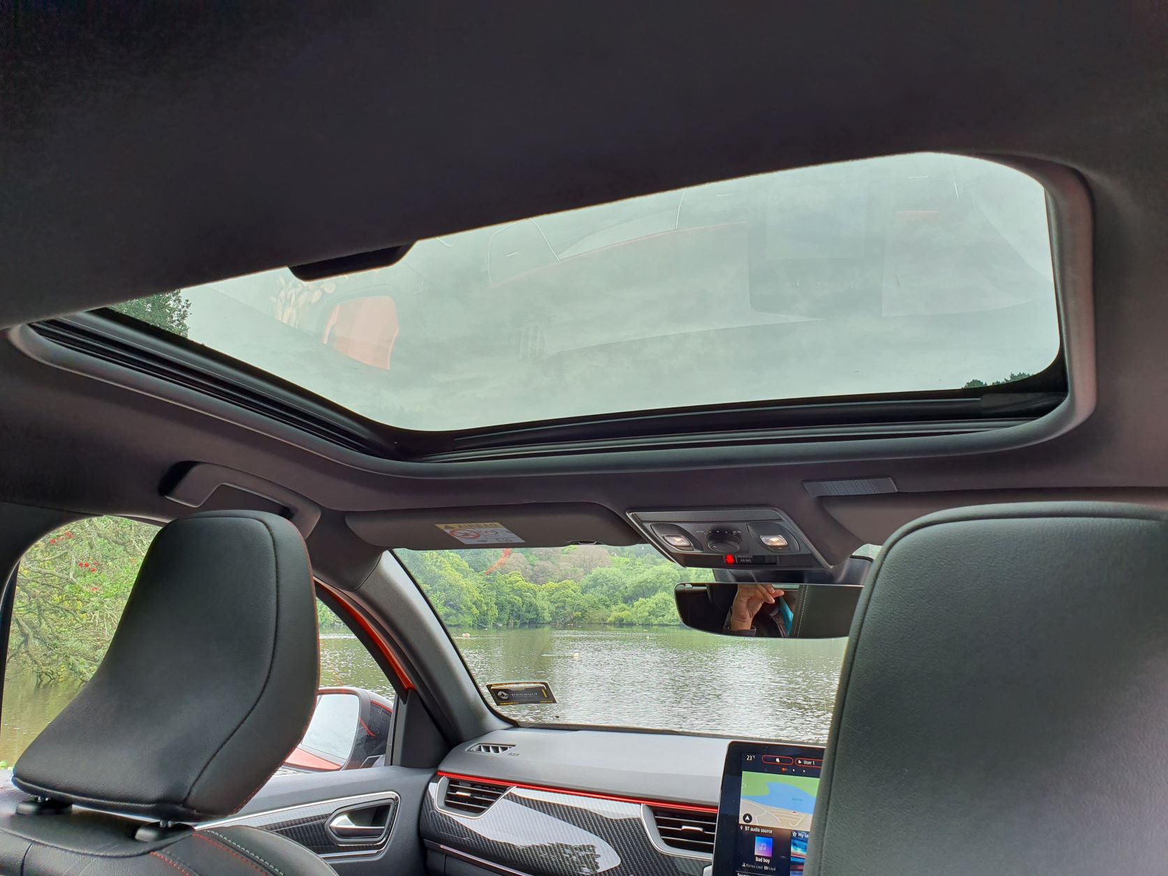 A single sunroof optioned in the Renault Arkana R.S Line