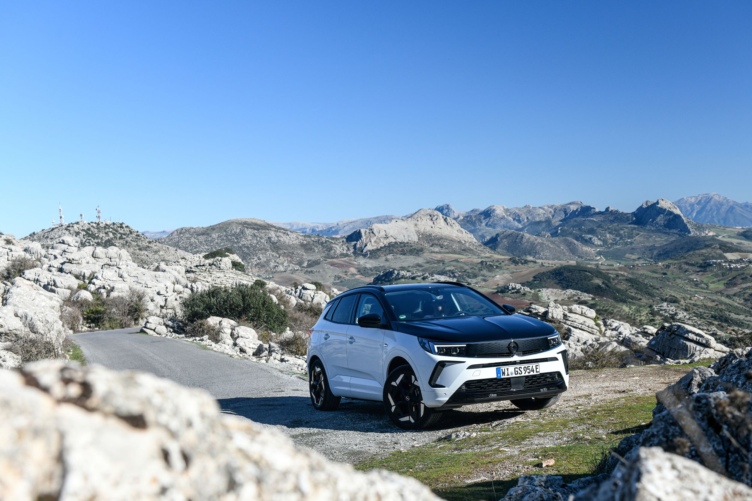 Front three quarters view of an Opel Grandland GSe in white and black with a natural backdrop.