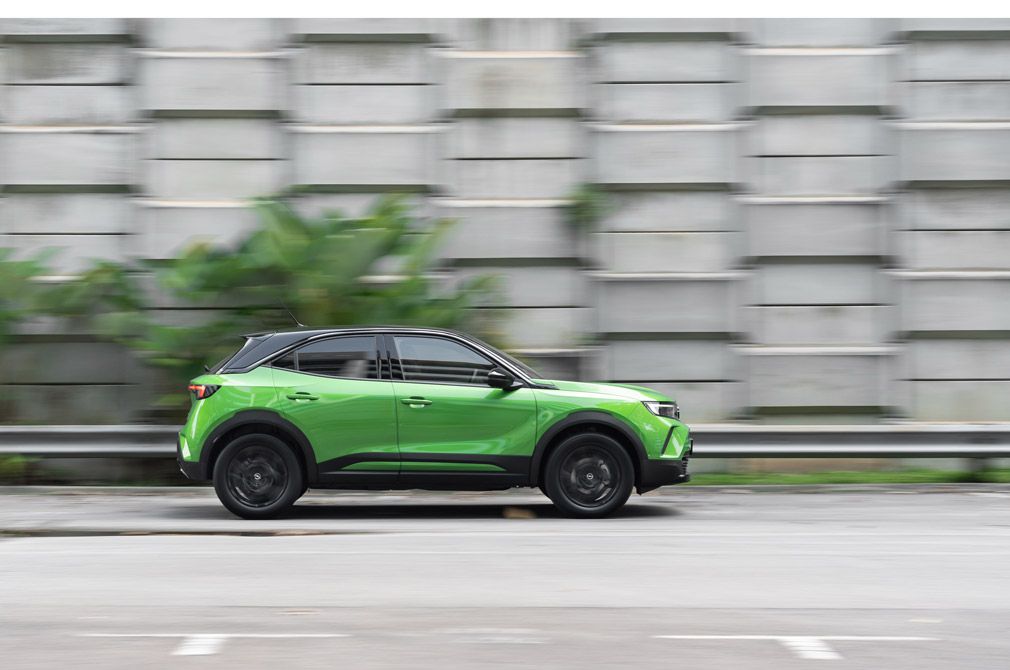 Side view of an Opel Mokka-e Live Edition in Matcha Green