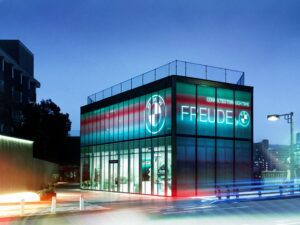 An exterior photo of the pop-up 'FREUDE' by BMW gallery