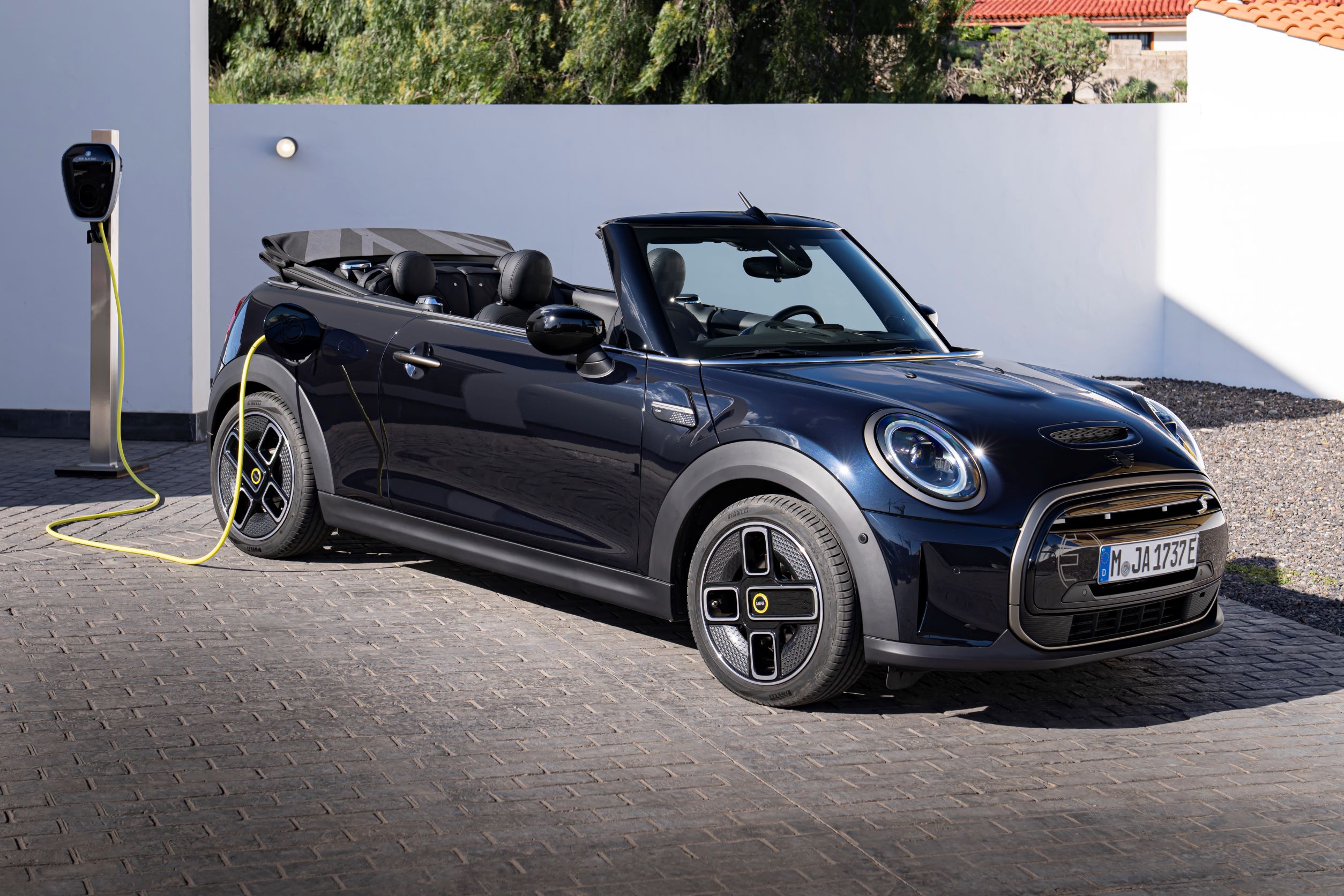 A picture of the Mini Cooper SE Convertible at a glance