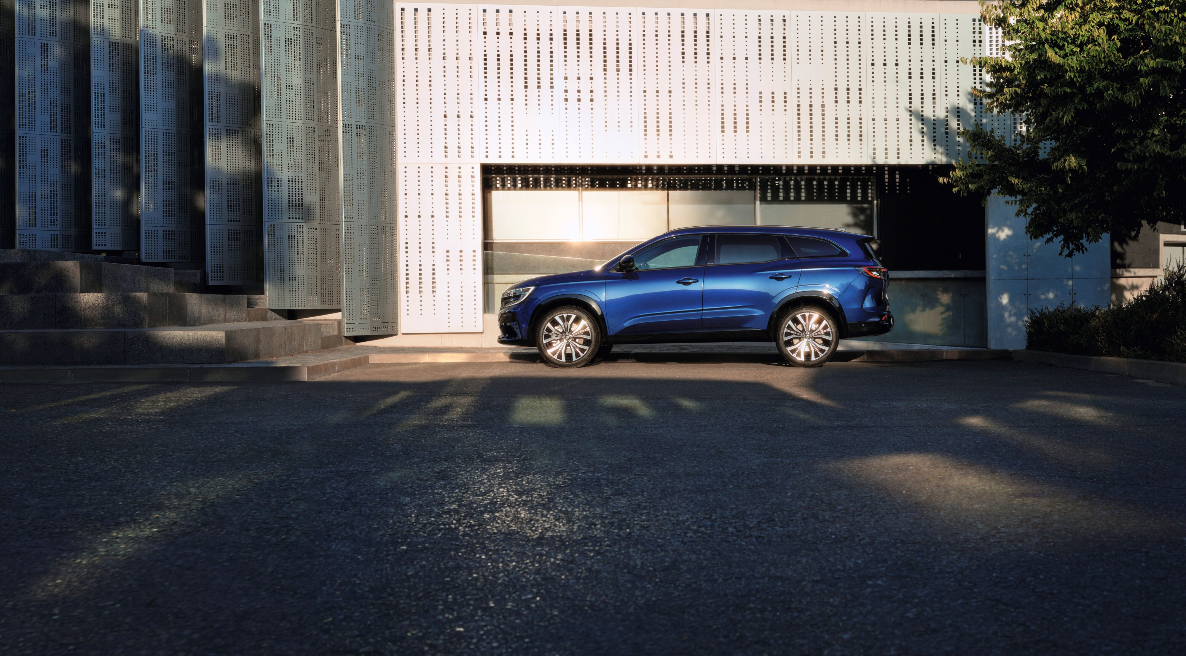 Side view of the new Renault Espace SUV