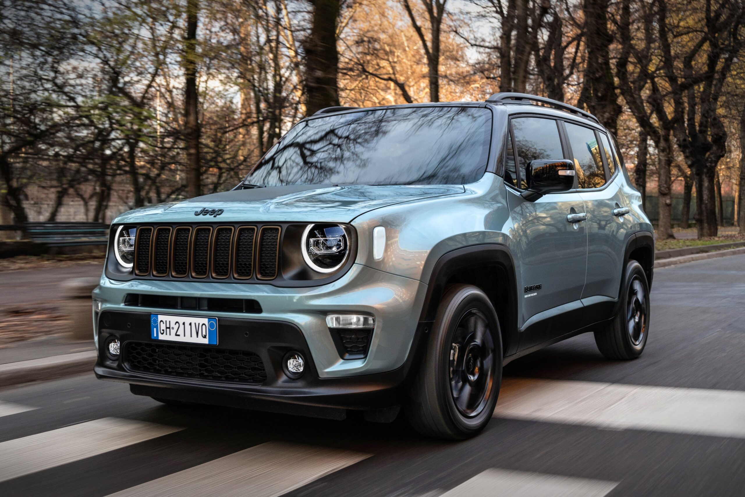 Front three quarters view of a Jeep Renegade 4xe in light grey.