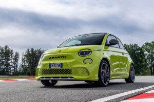 Stationary photo of the new Abarth 500e in green.