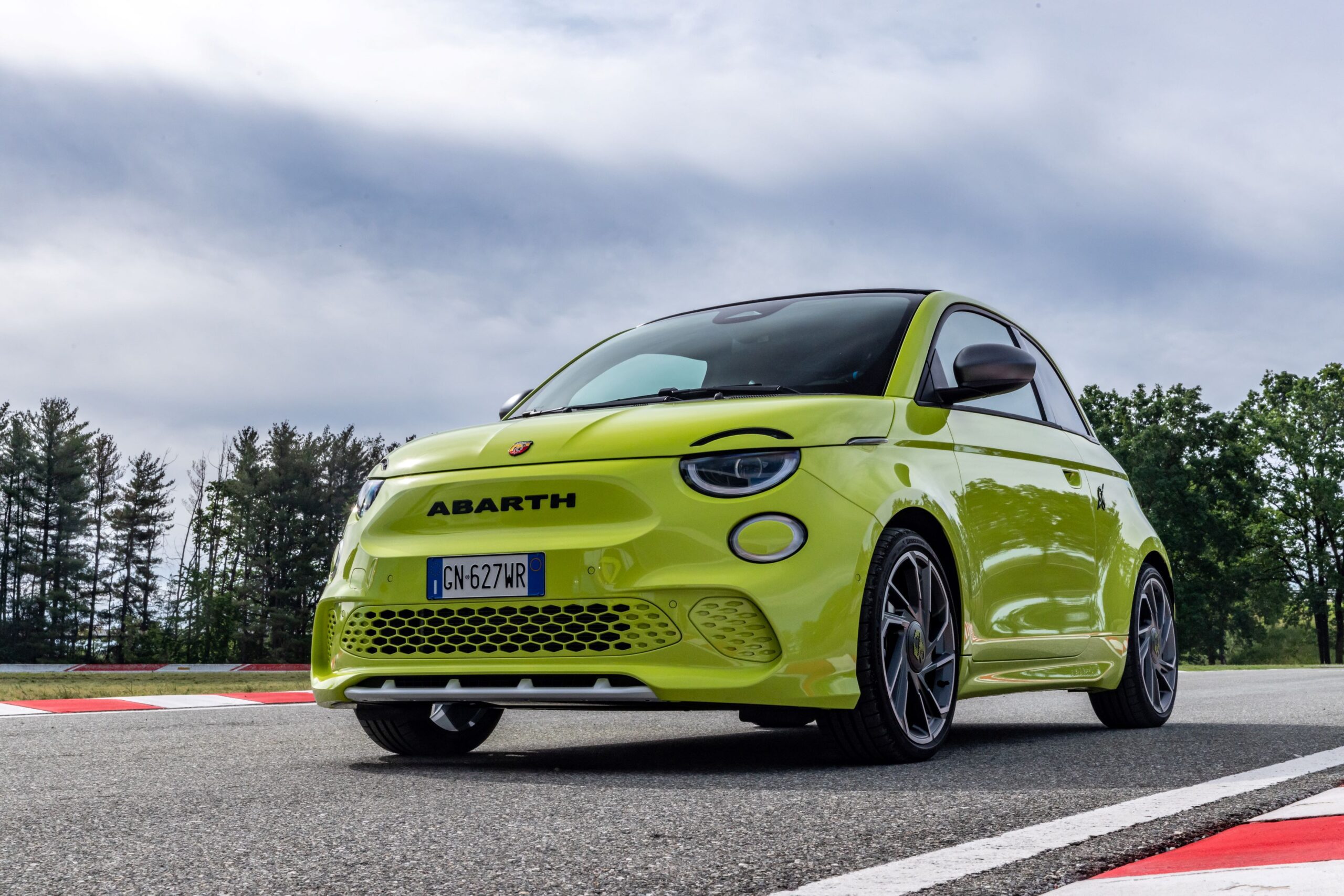 Stationary photo of the new Abarth 500e in green.