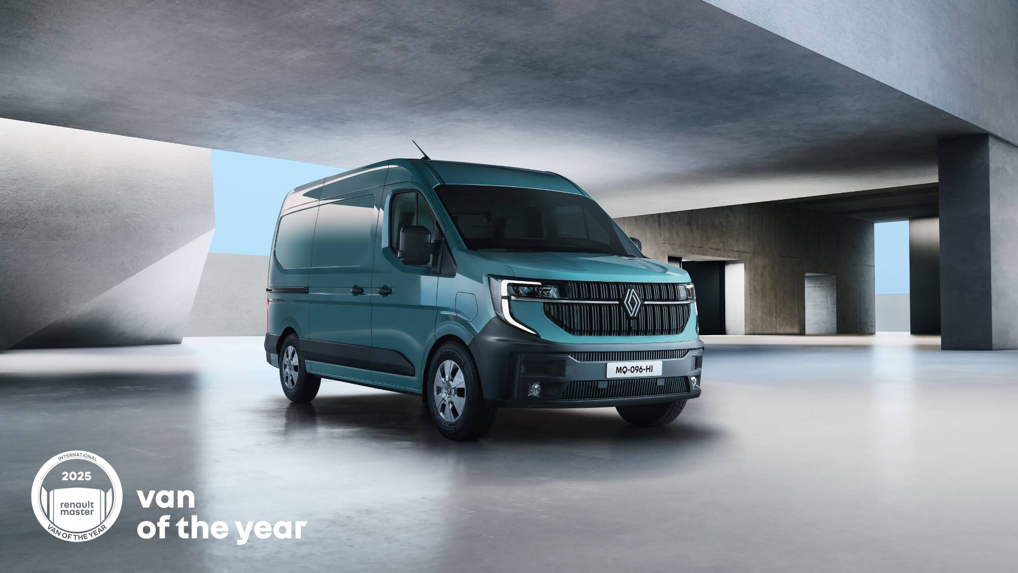 Front three quarters photo of the 2025 Renault Master.