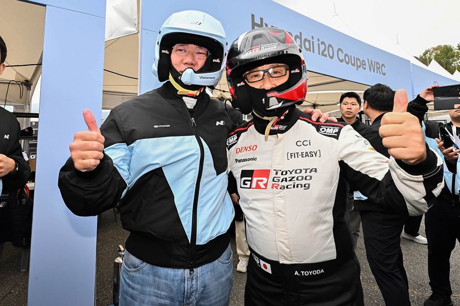Toyota's Akio Toyoda and Hyundai's Euisun Chung stand side by side. 