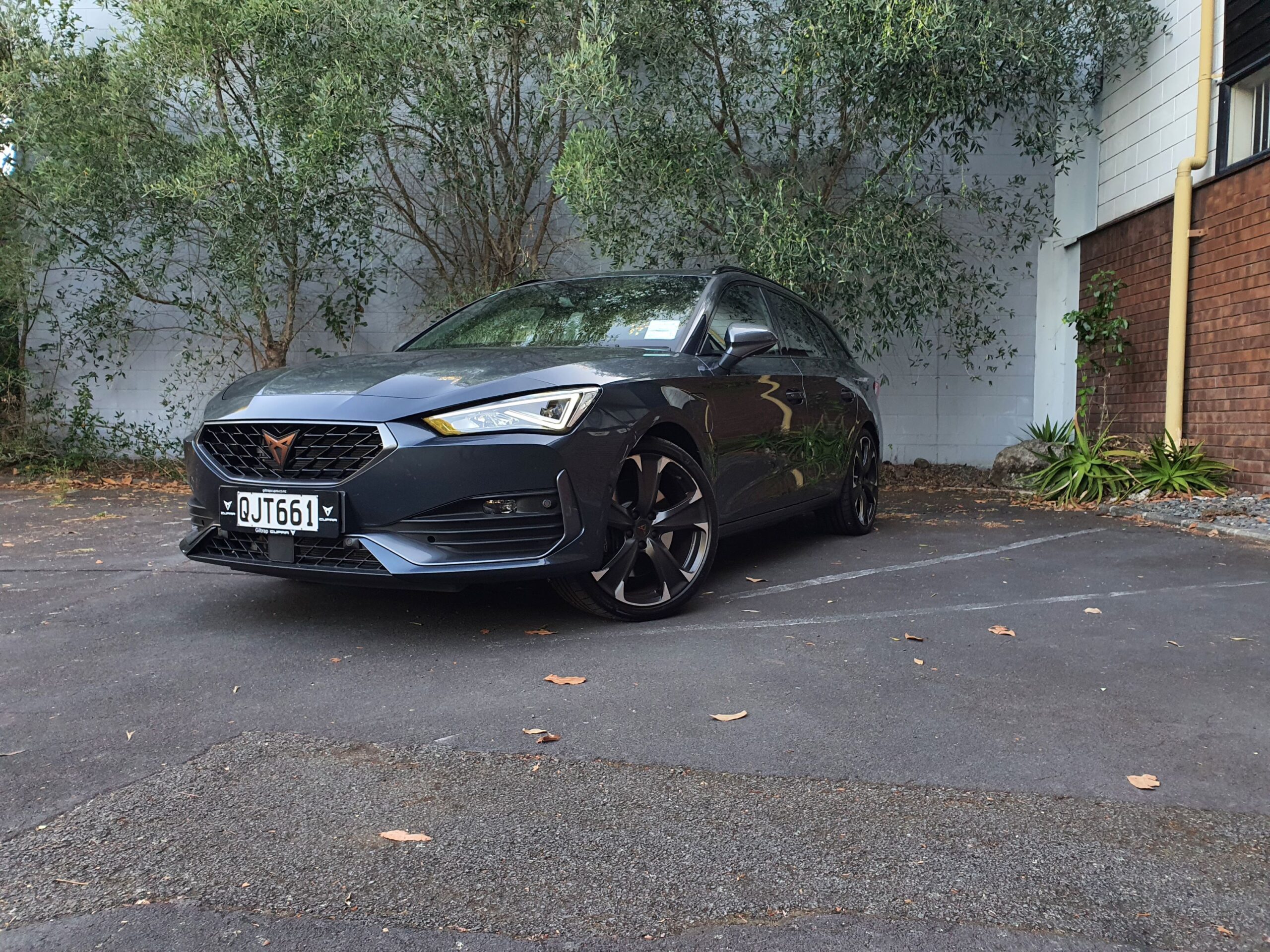 Front three quarters view of a Cupra Leon Sportstourer e-HYBRID in Magnetic Tech.