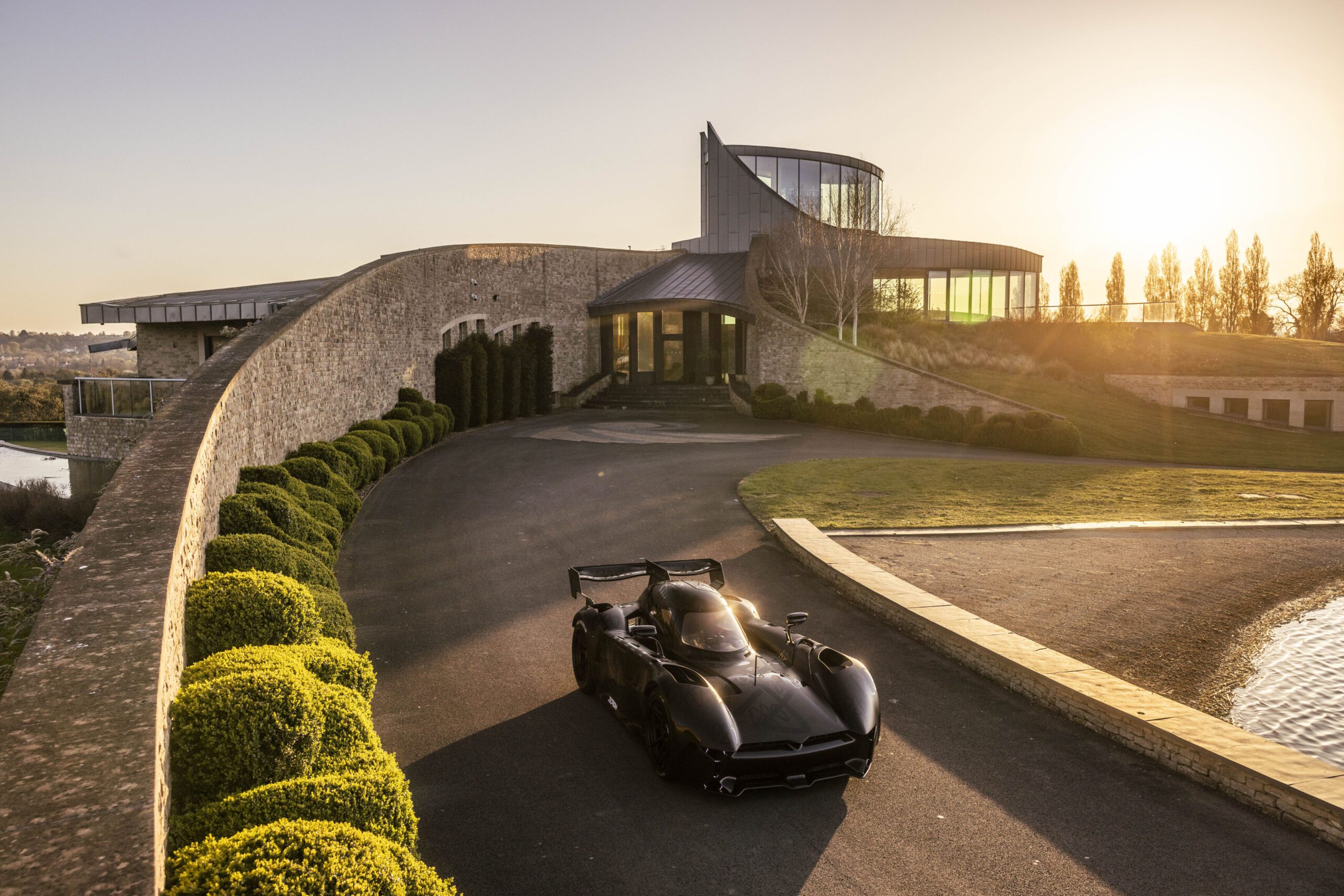 Sucker! Spéirling hypercar drives upside down