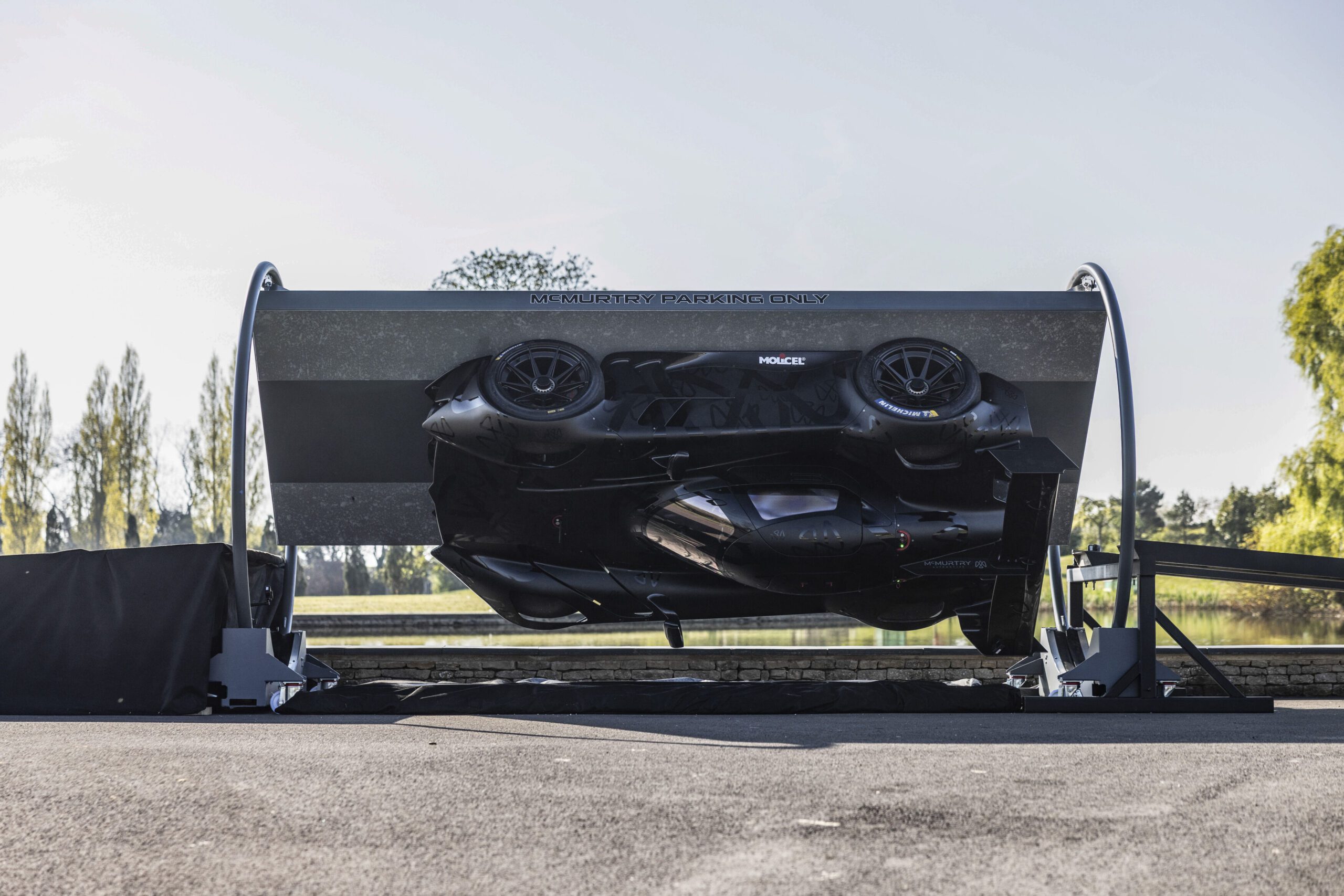 Sucker! Spéirling hypercar drives upside down