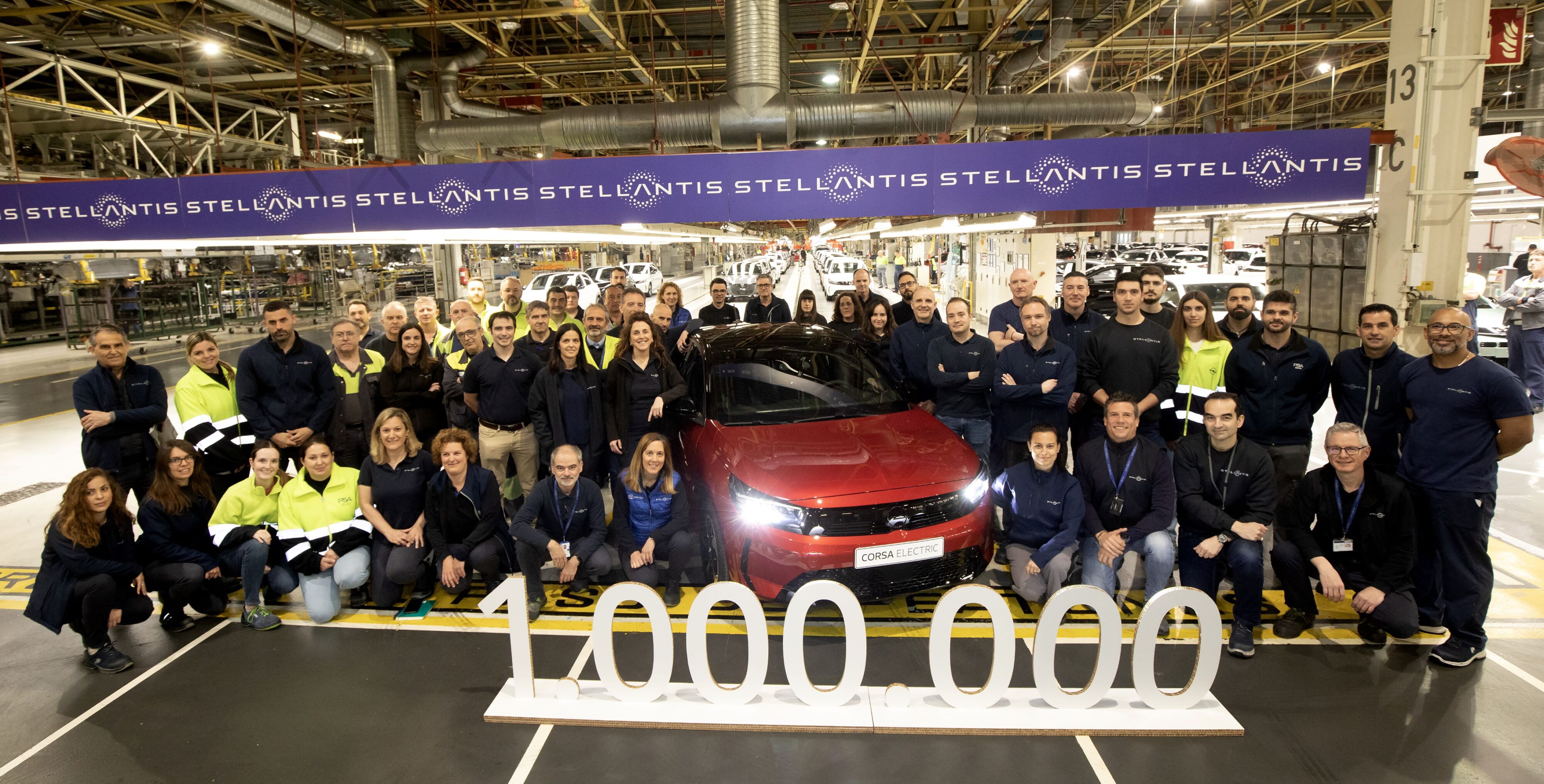 A photo of the one millionth Opel Corsa and the factory team at the Stellantis plant.