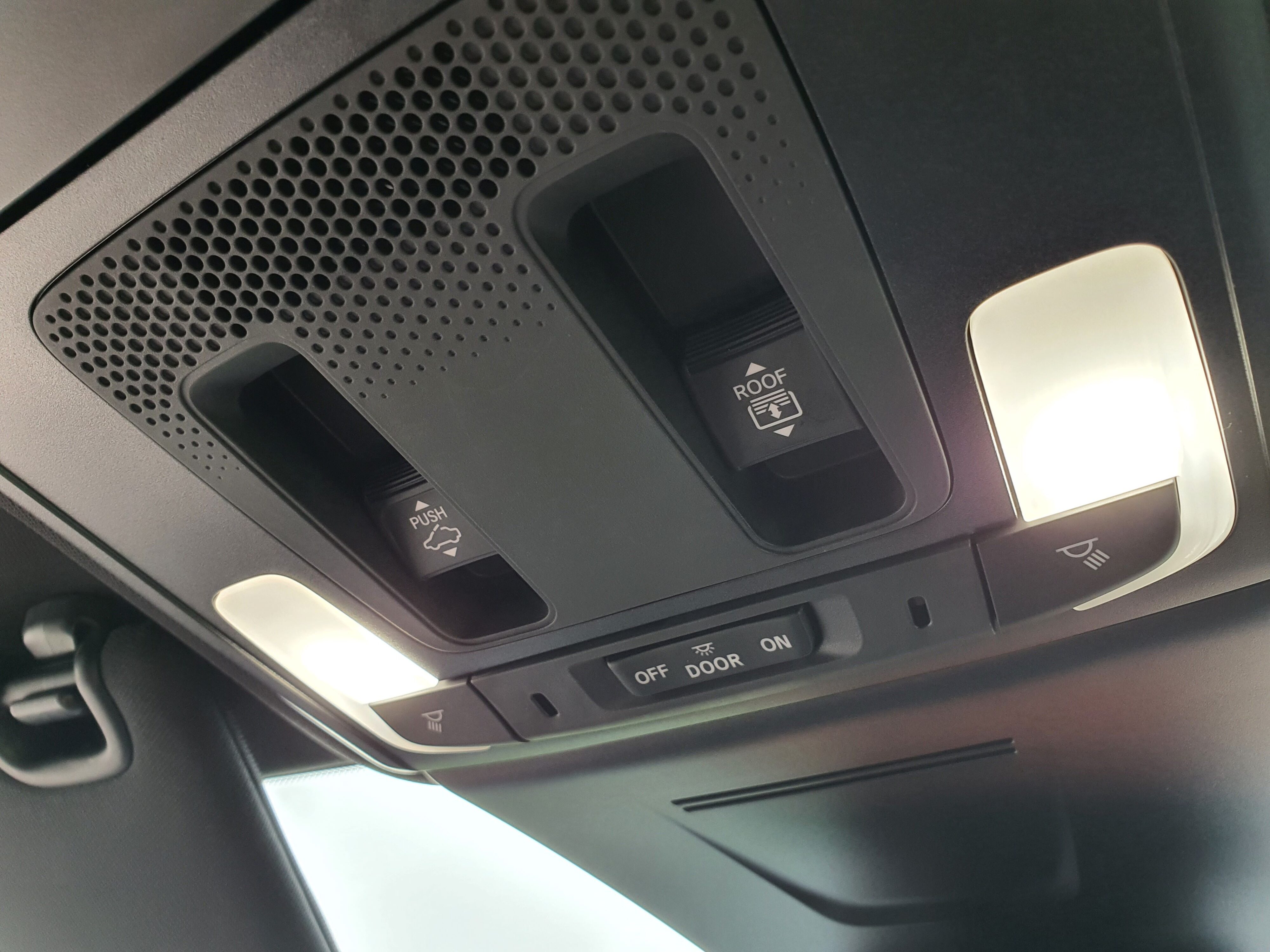 Sunroof buttons on the roof of a 205 Honda Civic SR e:HEV.