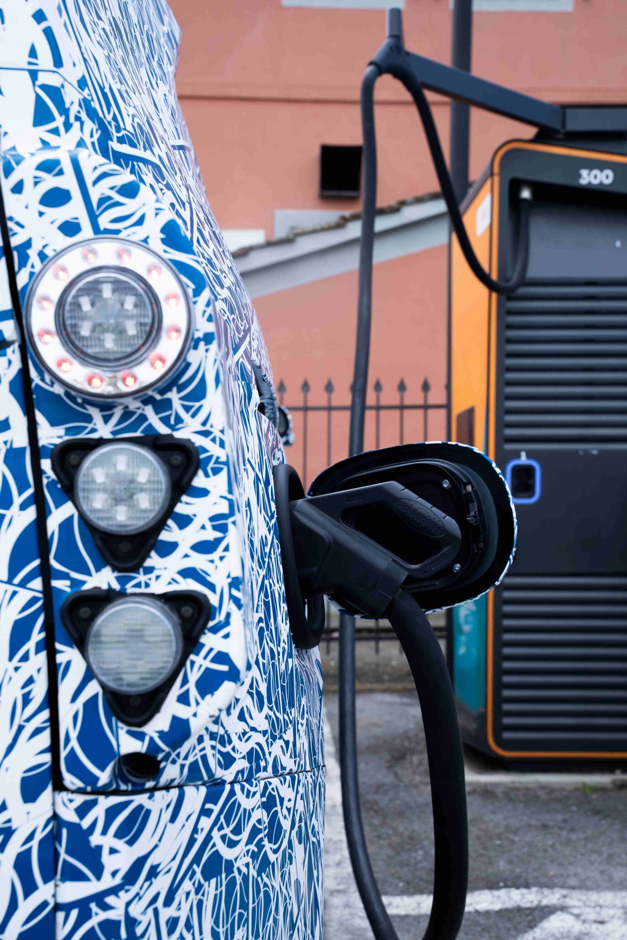 Mercedes-Benz's Electric VLE Makes 1,100km Trip to Rome with 30 min Break