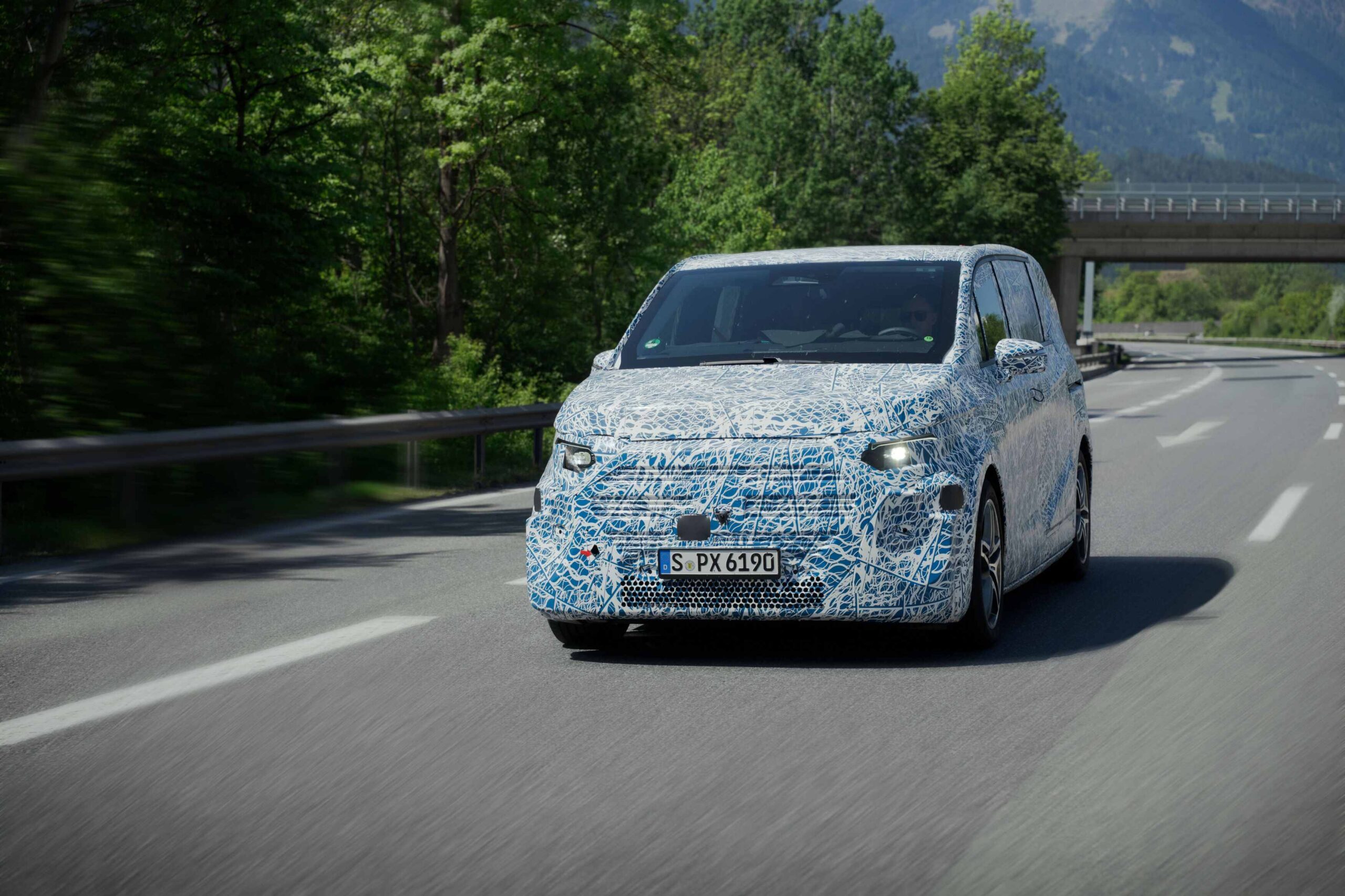 Mercedes-Benz's Electric VLE Makes 1,100km Trip to Rome with 30 min Break