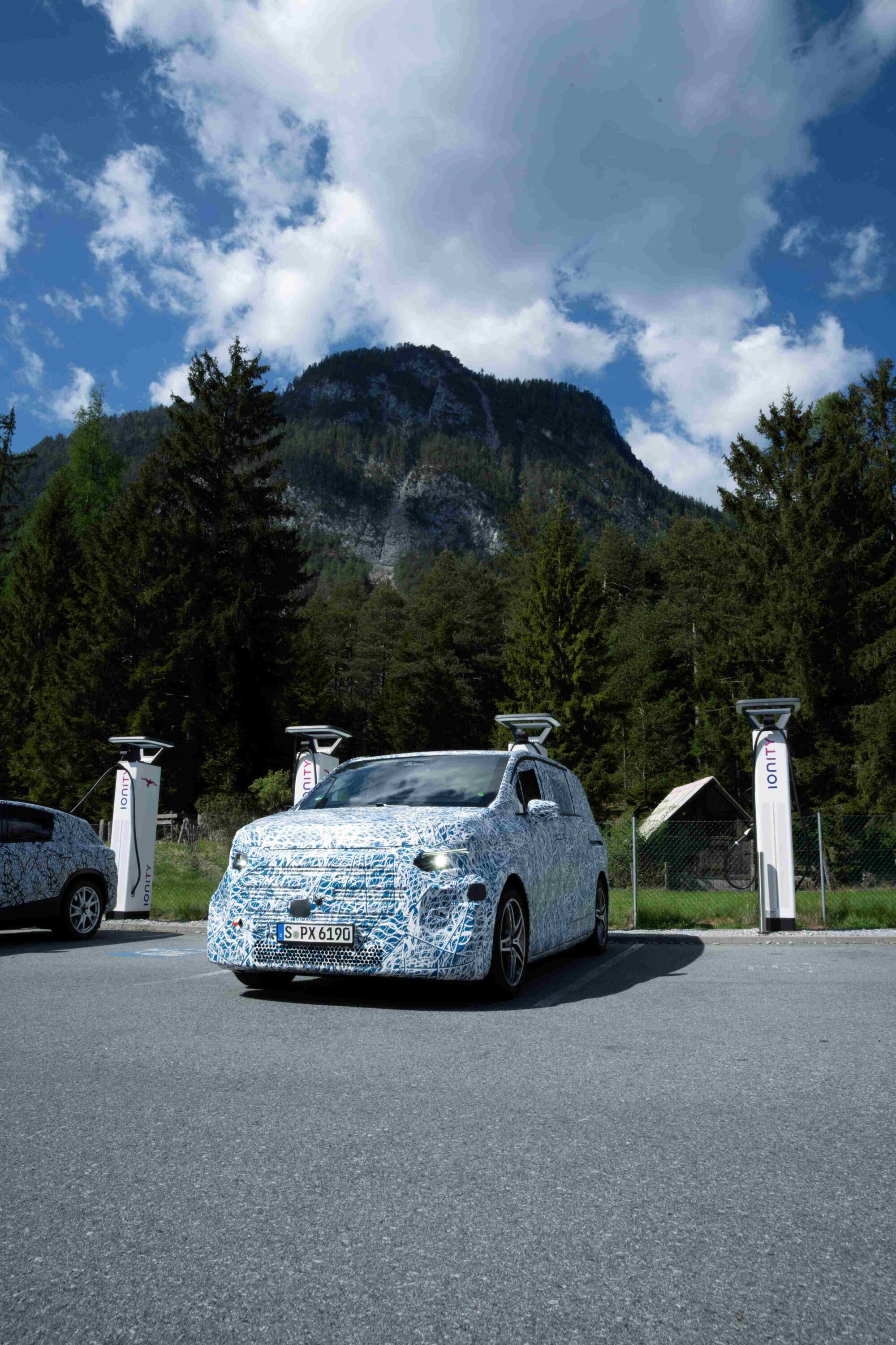 Mercedes-Benz's Electric VLE Makes 1,100km Trip to Rome with 30 min Break