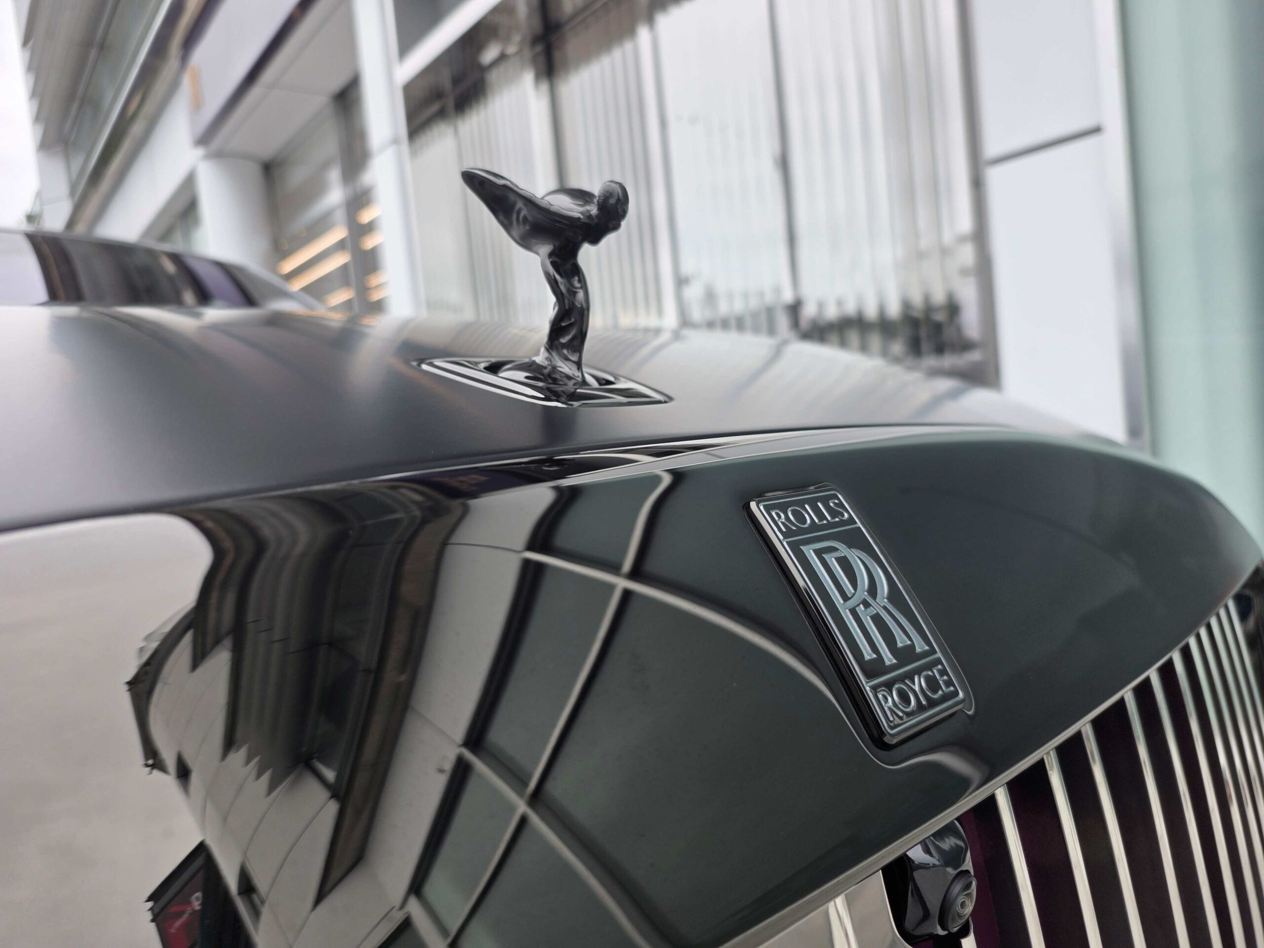 Rolls-Royce Black Badge Spectre Review - The Silent Vandal of Luxury